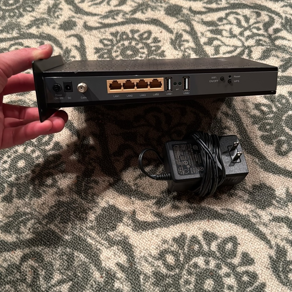 TP-Link 16x4 AC1750 Wi-Fi Cable Modem Router - Picture 3 of 4